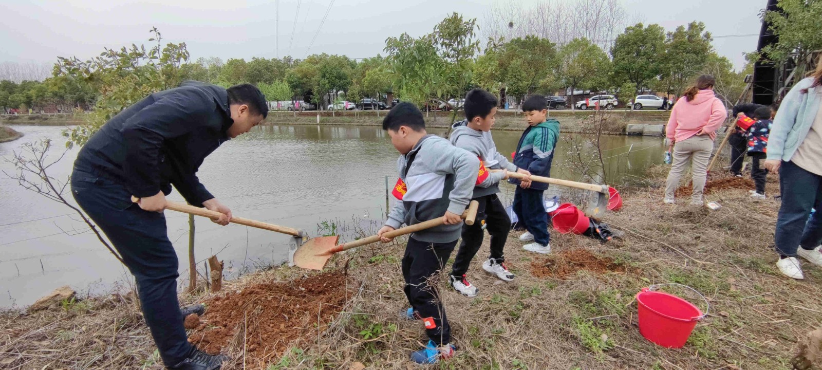 自愿效劳丨我司开展学雷锋义务植树运动 - 公司要闻 - 湖南万达项目治理有限公司【官网】
